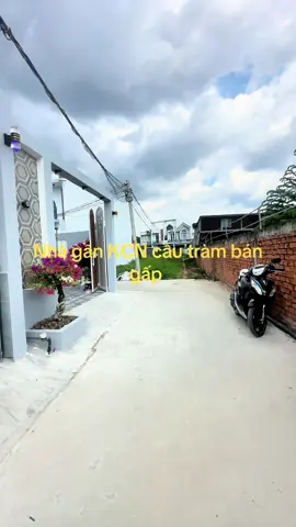 __Nhà Hoàn Công Giá 1 tỷ 950  Nhà cấp bốn mới hoàn thiện xã long Trạch 3 phòng ngủ. 2wc .đường đan xe hơi. Cách lộ nhựa 100m . Dân đông Diện tích 4.5 x 26. Shr 117m Lh 0901659772 xem nhà