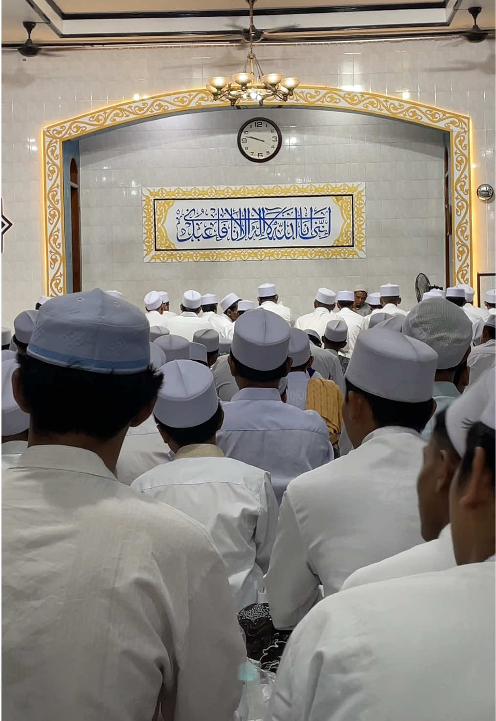 Dzikir nasyid lailahaillallah, dalam rangka rutinan manaqib sewelasan di pondok pesantren darul ubudiyyah roudlotul mutaallimin jatipurwo surabaya. #alkhidmah #ukhsaficoplercommunity #santripondok #manaqib #majelis #haulakbar #mangu #mambaussholihin 