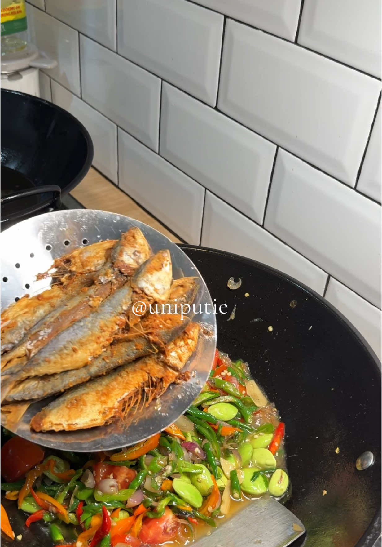 Masakan simple tapii enak 😋😋Oseng Ikan Asin cabe ijo iris ! Bahan Ikan asin peda Pete (sesuaikn selera tapi jangan di skip) Garam Kaldu jika suka Minyak goreng secukupnya Bahan cabe 100 gr cabe hijau (iris) 5 buah cabe merah (iris) Cabe rawit sesuai selera(iris) Cabe caplak sesuai selera (iris 7 siung bawang merah (iris) 3 siung bawang putih (iris) 1 buah tomat (belah sesuai selera) Cara membuat Siram dengan air hangat ikan asin kemudian tiriskan. Siapkan wajan,tuang minyak goreng ikan asin hingga matang,angkat dan tiriskan. tumis bawang merah,bawang putih hingga harum kemudian masukan cabe yg di iris,tomat dan pete beri garam dan kaldu jika suka. Aduk2 sebentar,Masukan ikan asin aduk rata Koreksi rasa Selesai 💚 #ikanasin#ikanasincabeijo#reseptiktok#resepsimple#idemenuharian#idemasakanrumahan#menuhemat#resepmasakan #masakansimple #idemasakanrumahan #ikanpeda #uniputieresep