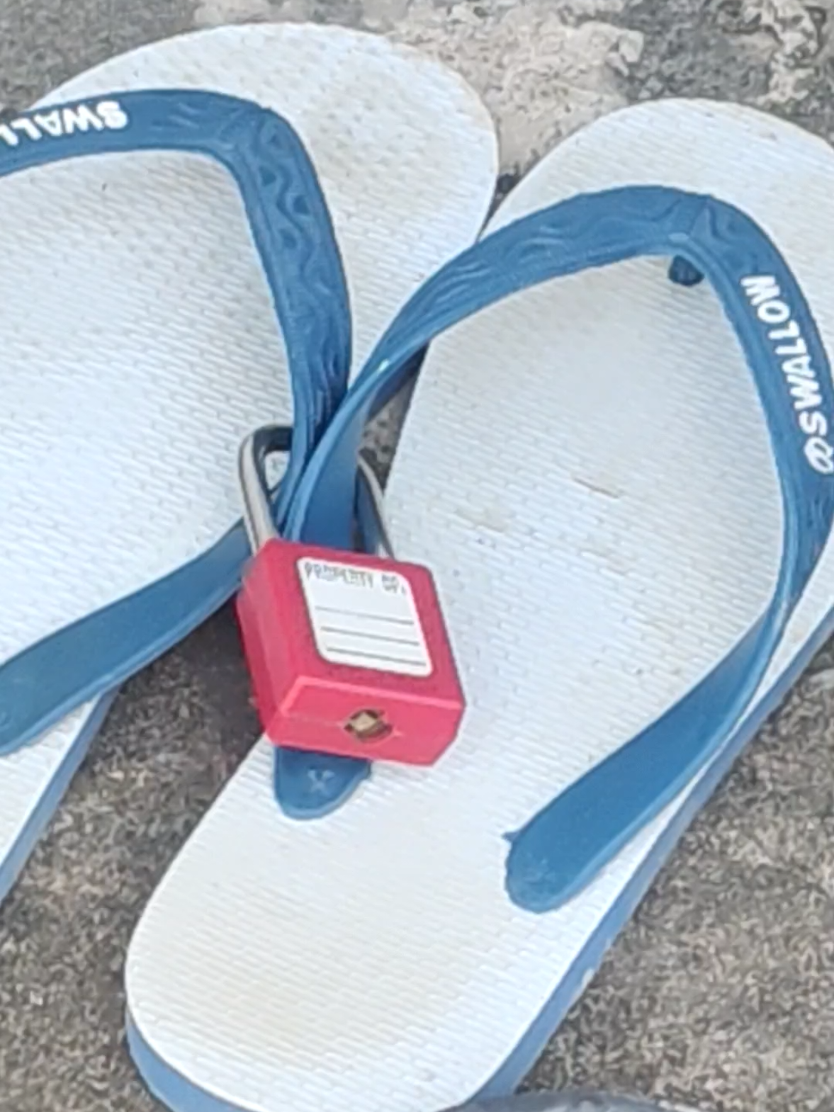 sendal siapa ini woyy?  #jumatan #jumatberkah #friday #fyppppppppppppppppppppppp #sandal 