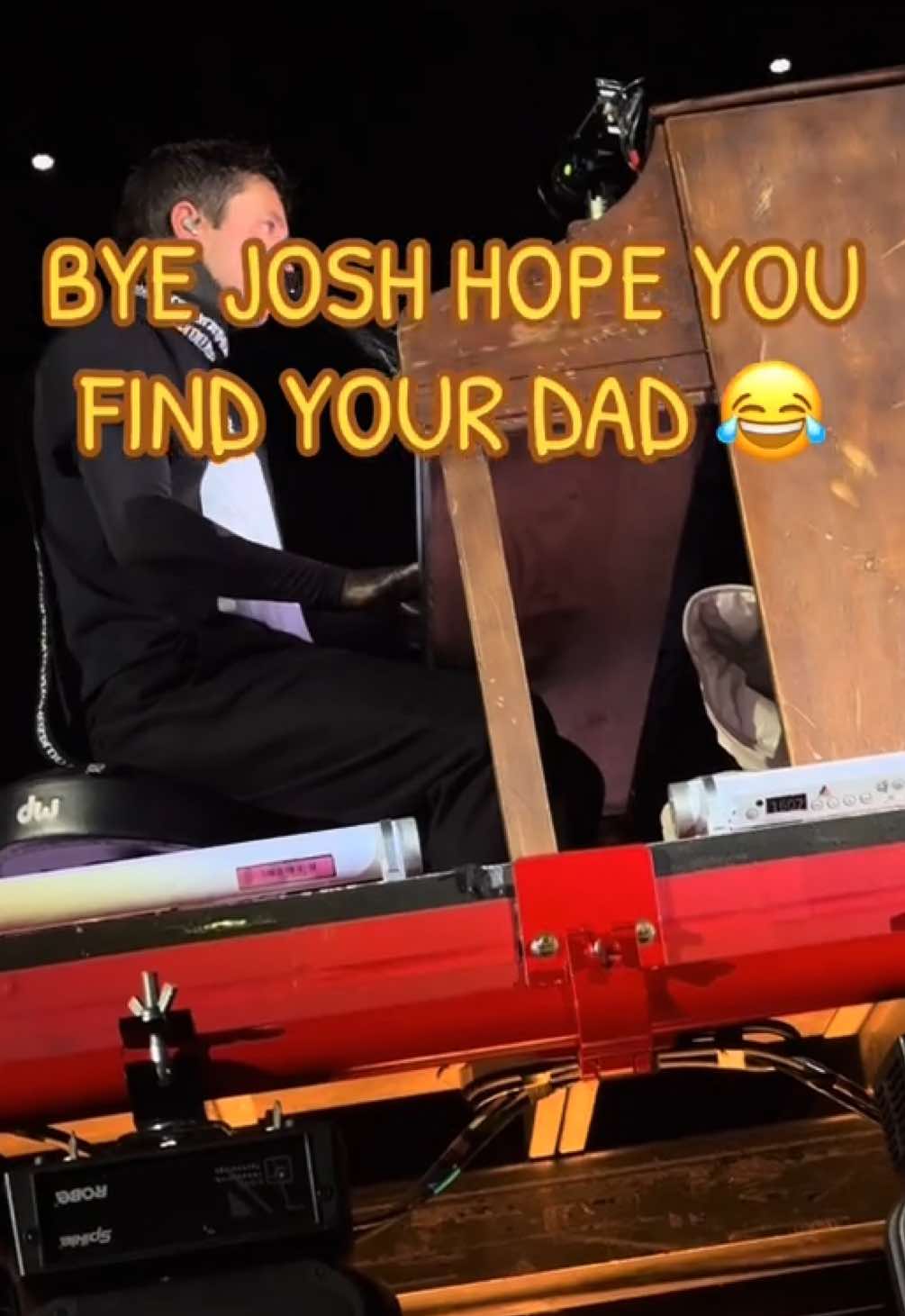 ••_\bye Josh hope you find your dad/_•• #joshdun #tylerjoseph #clancy #twentyonepilots #clancyworldtour #clancybirmingham @joshua dun @twenty one pilots @reelbear