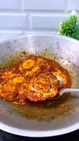 Semur telur  Resep :  • 10 biji cabe keriting  • 10 cabe setan • 2 biji kemiri  • 1/2 ketumbar bubuk  • 7 biji bawang merah  • 4 biji bawang putih  • sejempol lengkuas  • 3 sdm kecap manis  #masakanrumahan #masakansederhana #masakansimple #semurtelur 
