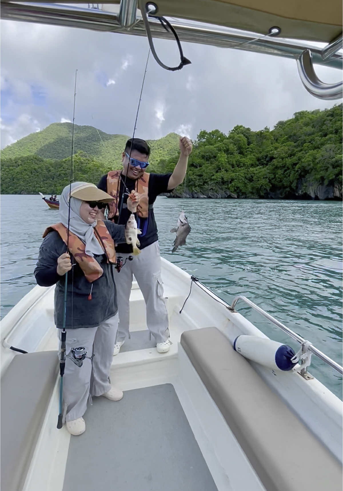 Hari ni Yun dan Ika honeymoon di atas bot aku. Jom saksikan adventure mereka😊 #kingshah #captainkingshah #langkawi #fishing #mancing #honeymoon 