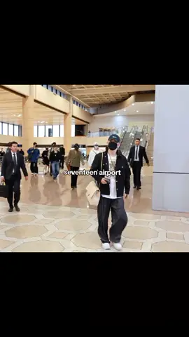 woozi knp harus berdiri dekat kiming si😭 #fyp #SEVENTEEN #airport #SVT #fypp #SCOUPS #MINGYU #THE8 #JOSHUA #WOOZI #DINO #JUN #SEUNGKWAN #DOKYEOM #ssicaruby_ 