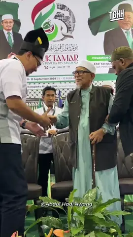 Berjuang untuk Islam tak pernah mudah. Tapi Islam tetap perlu dibawa dan dijaga bukan sekadar di masjid dan majlis ilmu, tapi juga ke tahap kuasa dan undang undang negara. Suara Islam wajib sampai ke dewan parlimen, supaya hukum Allah dibela dan diperjuangkan melalui medan yang besar. Jangan tunggu tua atau ‘masa sesuai’ untuk mula peduli. Masa yang paling kuat untuk kita jaga agama Allah ialah sekarang. waktu semangat membara dan tenaga masih ada. Inilah waktu terbaik untuk jadi penyambung perjuangan para nabi, untuk bawa Islam dalam hati dan masyarakat sekeliling. Parti Islam bukan sekadar medan, tapi amanah. Moga sama ii kita istiqamah  #kepimpinanulama #pn #pas #dakwah #tarbiah 