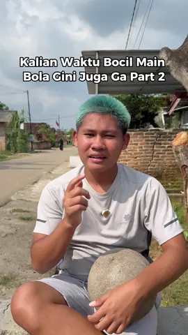 Kalian waktu bocil main bola gini juga ga,ada anak yang tendangannya tuh kuat banget #fyp #ceritakita #tipetipeomped