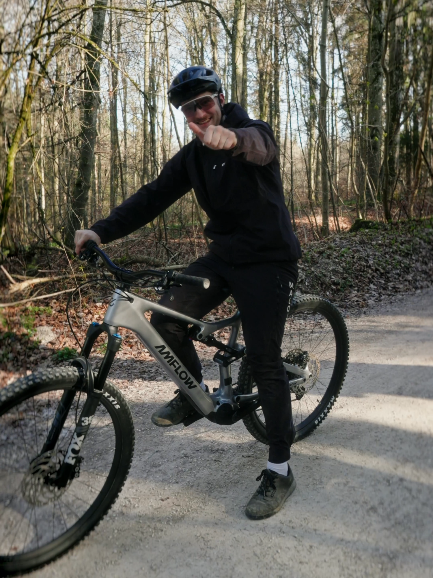 🚵‍♀️Isn't it amazing to ride on such a beautiful day? 🌞 Let’s chase the breeze and make the most of this perfect Sunday!  Enjoy the ride, everyone! 🌿 🎬: @snacked.studios #AmflowBikes #MountainBike #MTBLife #MTBLove #Weekend #RideWithUs