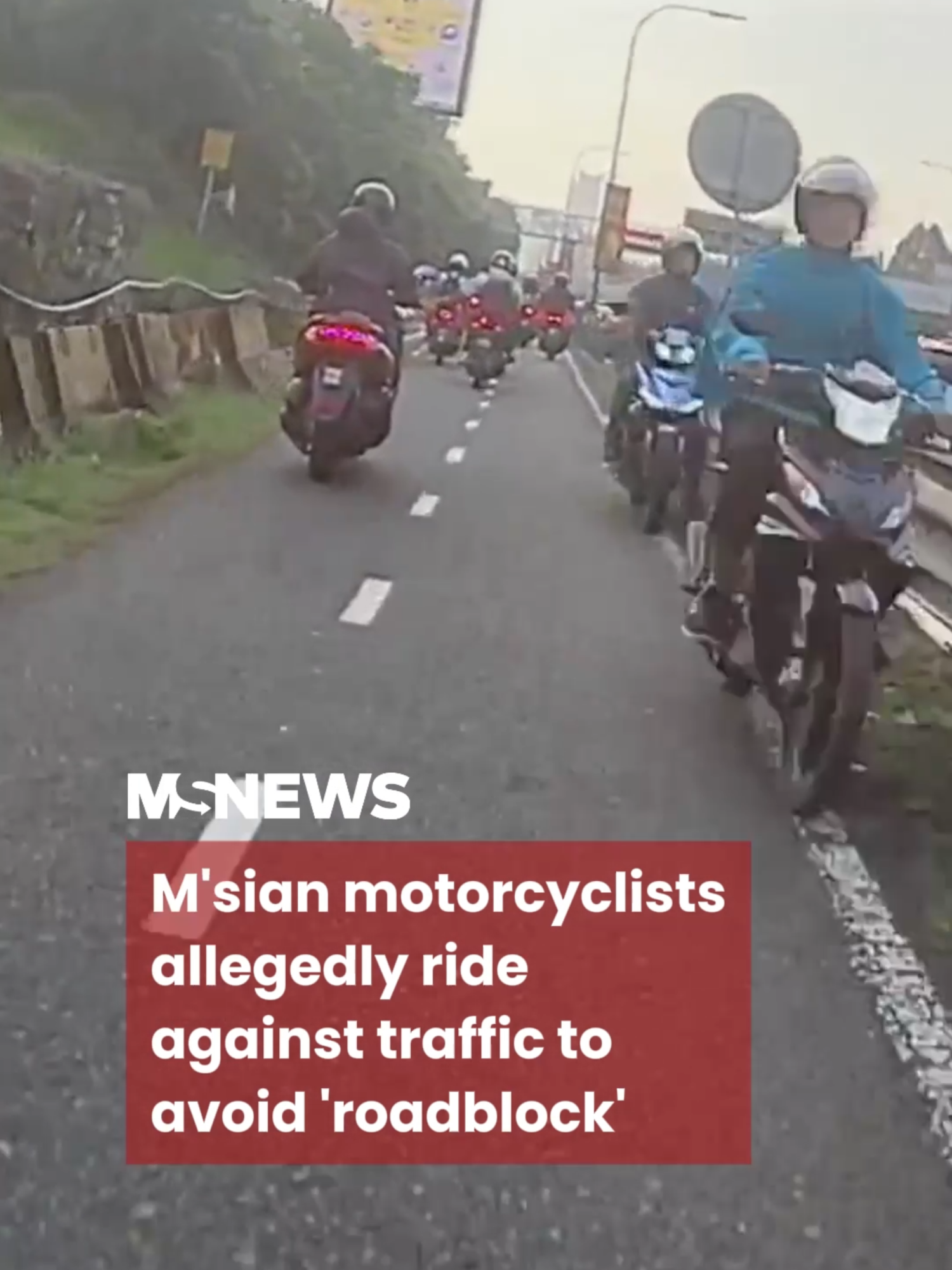 Police switched their vehicle lights to alert motorists about fallen tree branches on the road. #mustsharenews #tiktoksg #fypsg