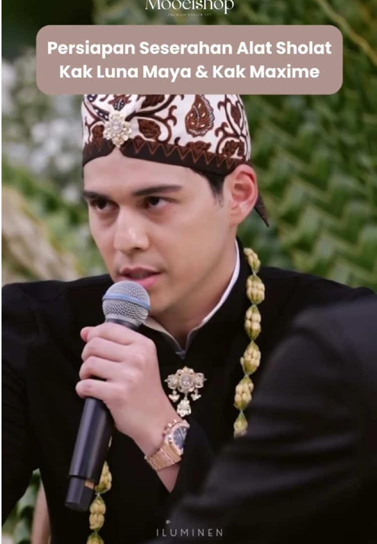 Intip yuk cerita dibalik persiapan seserahan kak @Luna Maya & Kak Maxime ✨  Mukena eksklusif dengan sentuhan signature khusus dari Mooeishop, tentunya lengkap dengan seperangkat alat sholat premium. Sajadah & Al-Qur’an couple dengan custom khusus dari inisial nama Kak Luna Maya & kak Maxime.  ⠀ Semua bukan sekadar cantik, tapi doa yang tentunya dibalut dengan cinta. Karena cinta yang paling dalam... selalu ingin bertemu dalam sujud yang sama 🤲🏻 #SeserahanPremium #PrayerSet #MOONtotheMax 🤍