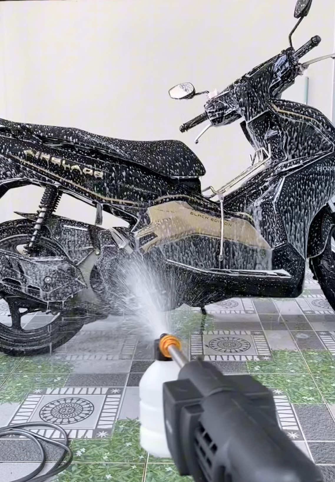 Máy rửa xe cầm tay Hitachi 2 pin, rửa xe bọt tuyết tại nhà chuẩn như ở tiệm #xuhuong #viral #mayruaxe #mayruaxecamtay #mayruaxepin 