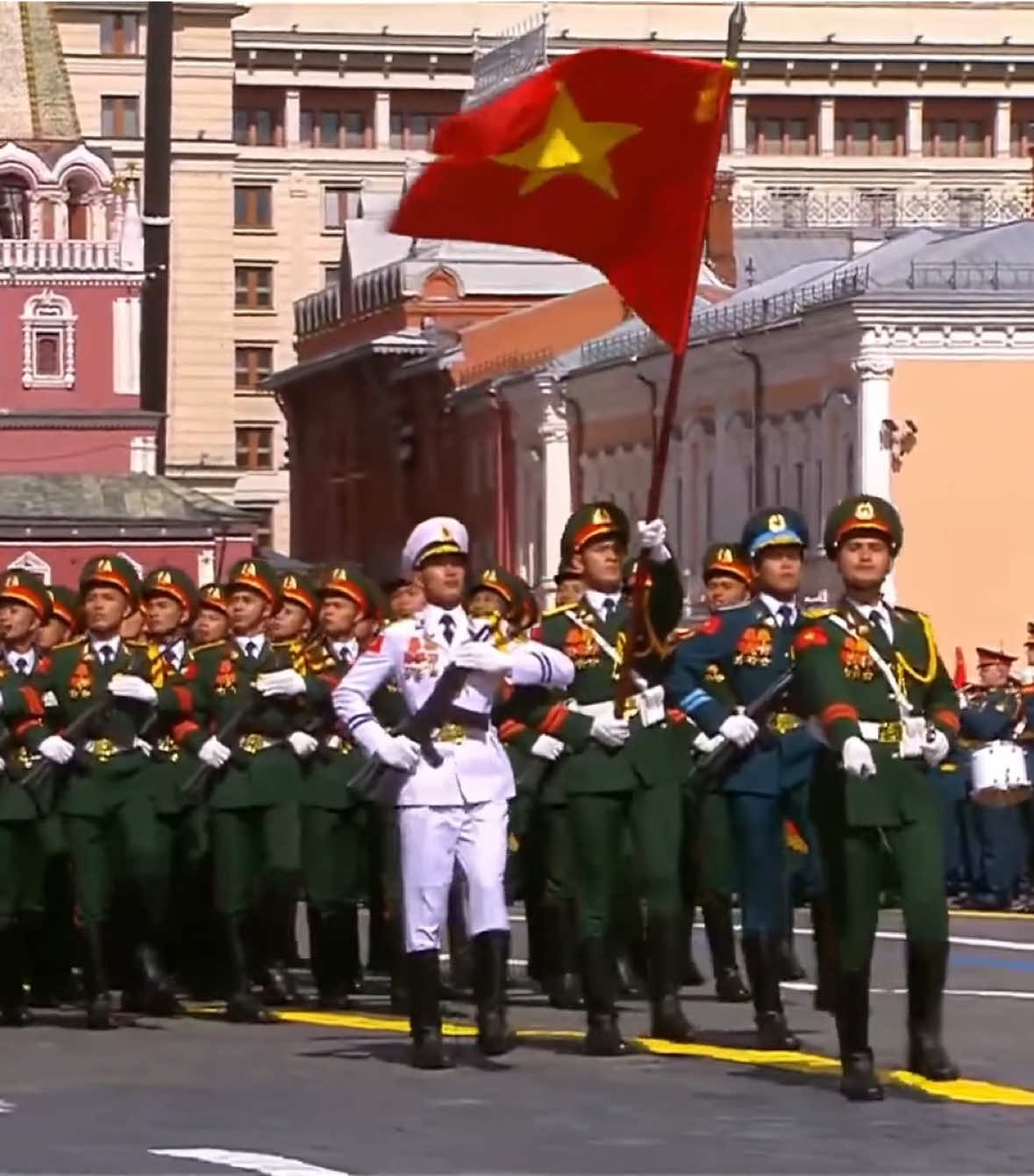 68 năm trước, tại Quảng trường Đỏ, Người đã lặng lẽ dõi theo lễ duyệt binh kỷ niệm 40 năm Cách mạng Tháng Mười. Trong ánh mắt Người khi ấy, dường như ẩn chứa nỗi niềm da diết về một Tổ quốc còn chia cắt. Hôm nay, kỷ niệm 80 năm Ngày Chiến thắng Phát xít, những người con của Quân đội Nhân dân Việt Nam kiêu hãnh sải bước trên chính quảng trường lịch sử mà Người tham gia lễ duyệt binh. Từ sâu thẳm trái tim, chúng con muốn thưa với Người rằng: Việt Nam ngày nay đã hoàn toàn độc lập, tự do và hạnh phúc, vững bước sánh vai cùng các cường quốc năm châu🇻🇳🇻🇳🇻🇳
