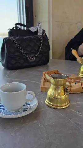 حين تعجز الكلمات،  تتحدث القهوة ☕ بنكهة الحنين. فهي مرآة الشعور، 💭 لا تحتاج ترجمة..  فأصدق الحكايات ، تلك التي تُروى بصمت..... 🤍