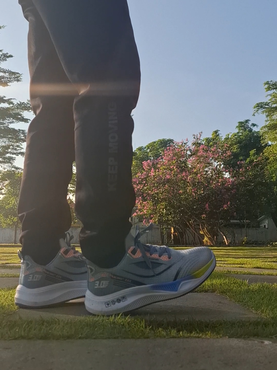 Sepatu running dana pelajar keren dan kekinian #sepaturunning #sepatujogging #sepatuolahraga #sepatukeren #sepatukekenian #fyp #viral