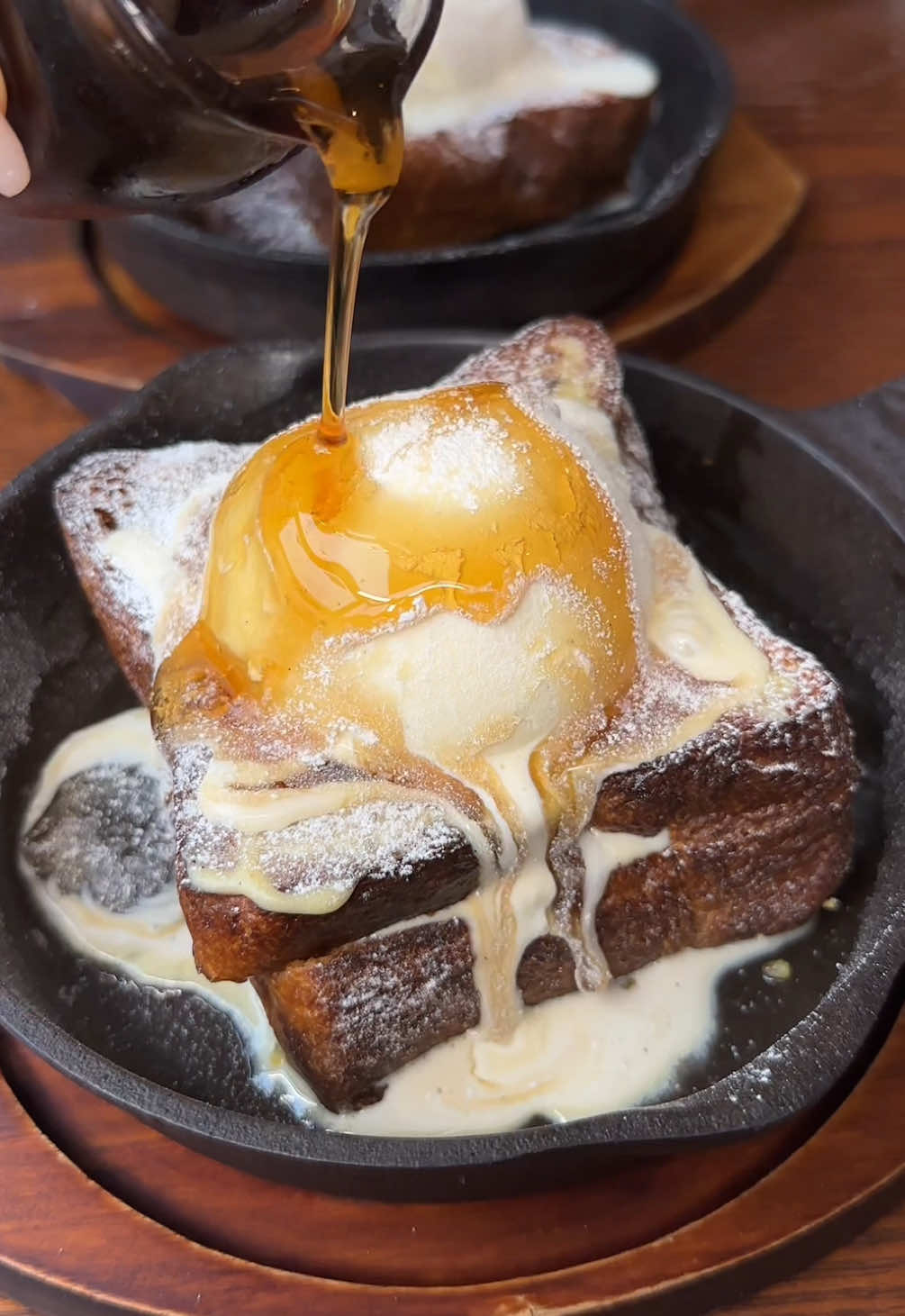 福岡で1番好きなフレンチトースト🍞🍯 ◎ ブリュレフレンチトースト　¥1,690 …カスタードを塗ってブリュレされた甘党必見のフレンチトースト🍞 【店舗名】コーデュロイカフェ 【住所】福岡県福岡市中央区大名１丁目１５−３５ 大名２４７ビル４ F−A 【アクセス】天神駅から徒歩5分 【営業時間】11:00-3:00 【定休日】不定休 【予算】¥1,000〜¥2,000 福岡で1番大好きなフレンチトーストが バージョンアップした新商品！ 新しくキャラメリゼ、ブリュレ、 桃のソースなどメニュー化されてるので お好みで選んでみてください✨ #福岡グルメ #japanesefood