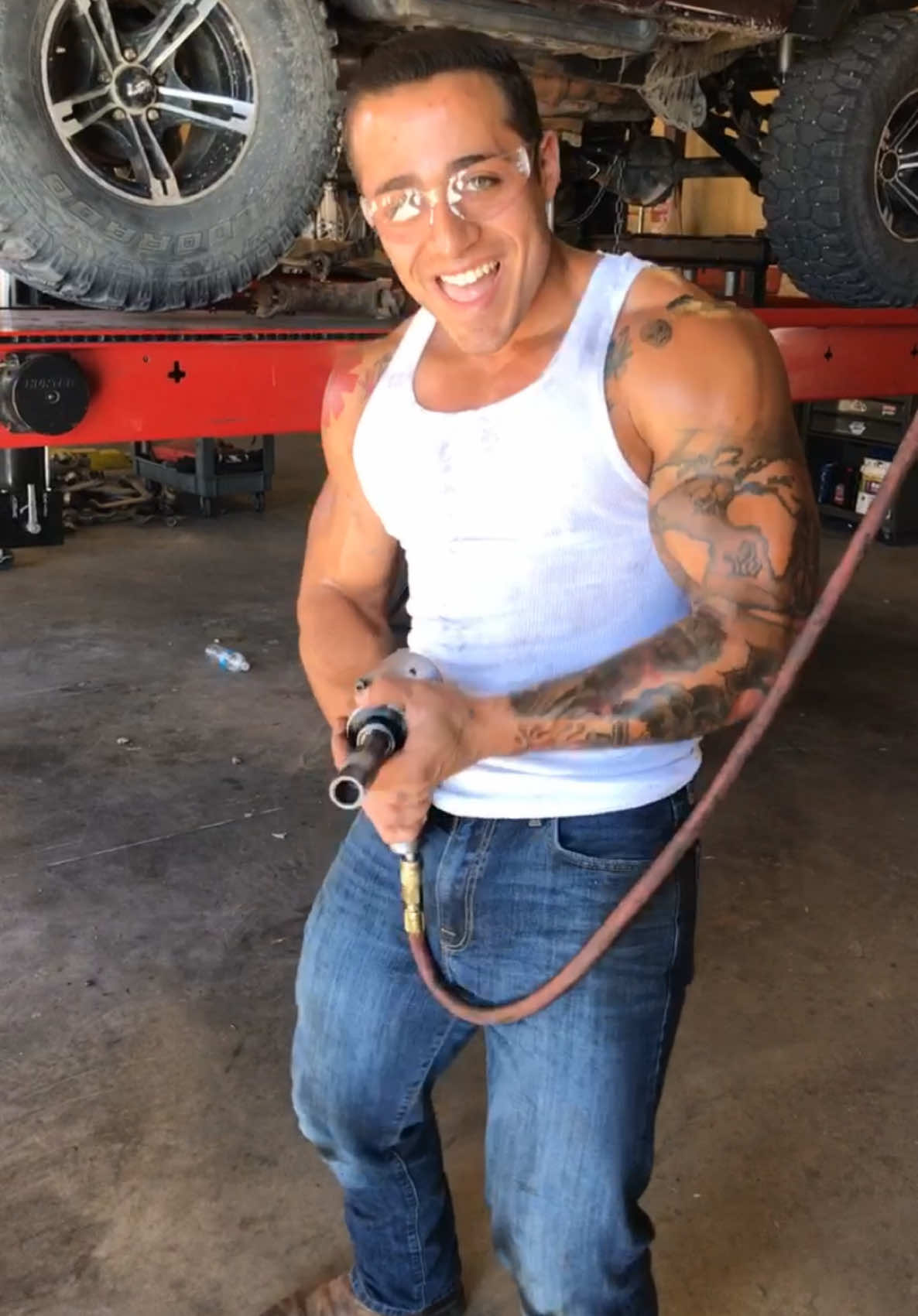 Pon la palabra mecánico en comentarios para recibir un tip.  Solo respuestas incorrectas. #mecanico #carro #llantas #carsoftiktok #mechanic #tireshop #routine #excersice #dadsoftiktok 