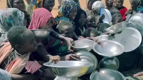 النازحين من معسكر زمزم والفاشر ومناطقها في طويلة في امس الحاجة إلى الغذاء والدواء وتوفير الاحتياجات. #السودان #ادعموا_المطابخ