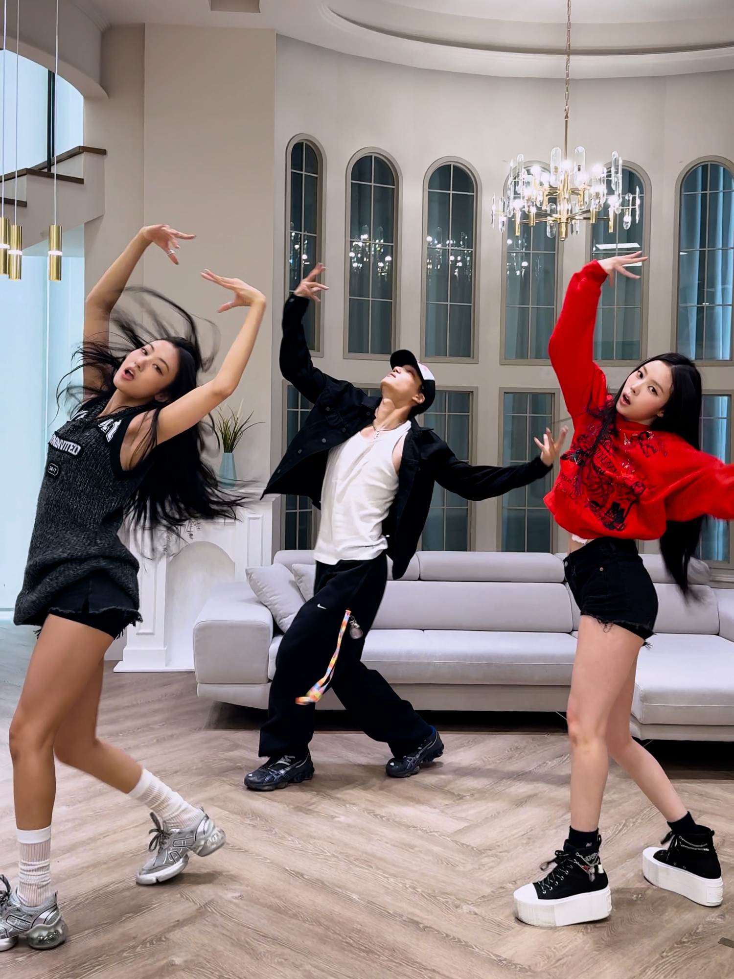 #카이선배님과 PUT YOUR HANDS UP 🐻 @weareone.exo_official #MEOVV#미야오#GAWON#가원#NARIN#나린 #EXO#엑소#KAI #HANDSUPchallenge#HANDSUP#MEOVV_HANDSUP#MYEYESOPENVVIDE #THEBLACKLABEL#더블랙레이블