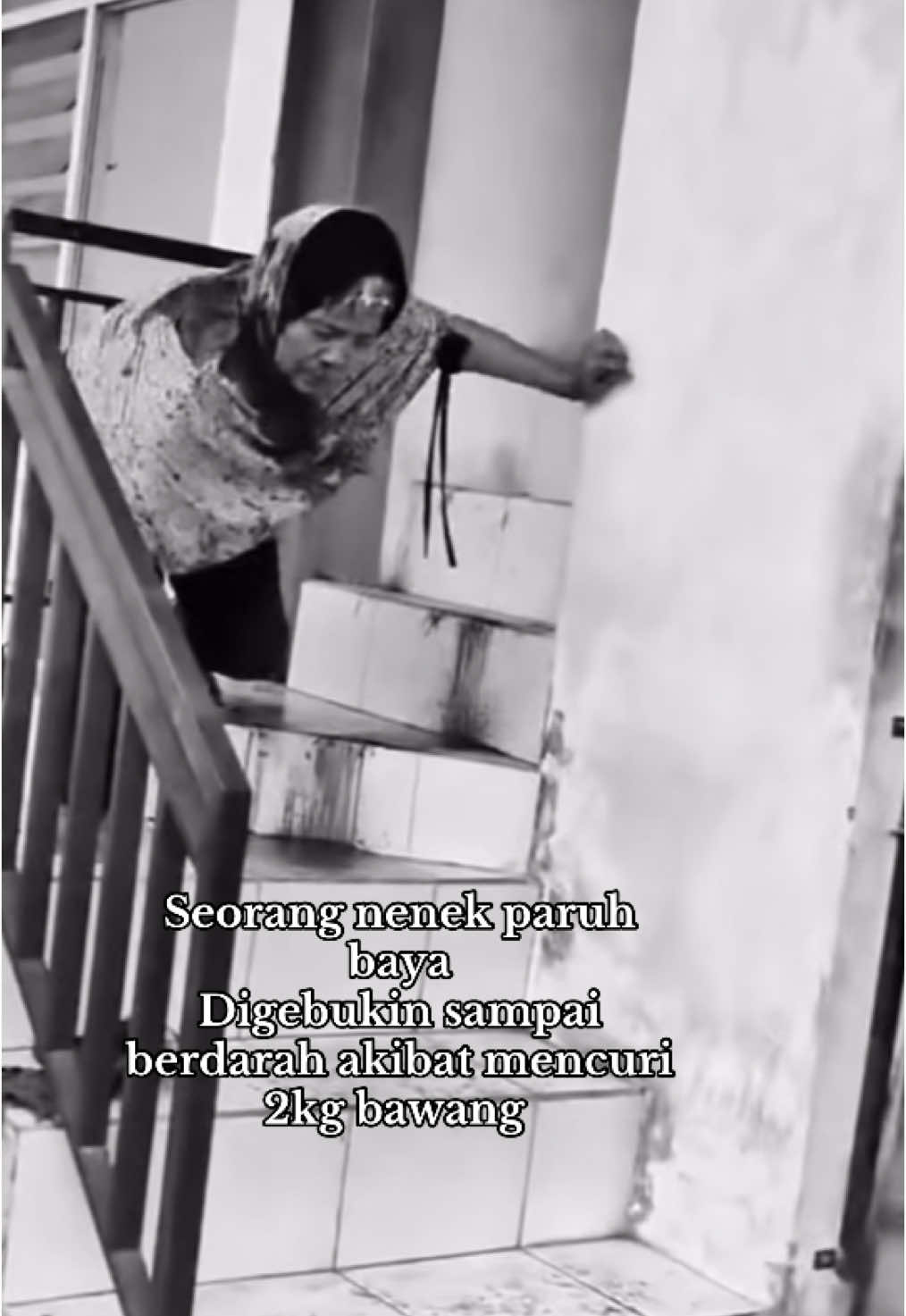 Seorang nenek  di boyolali menjadi sasaran amukan warga usai kepergok mencuri bawang putih seberat 2kg  senilai 90 ribu 🥹, wajah nenek terlihat penuh luka dan darah mengalir #nenek #nenekboyolali #viral #fyp #kejahatan 