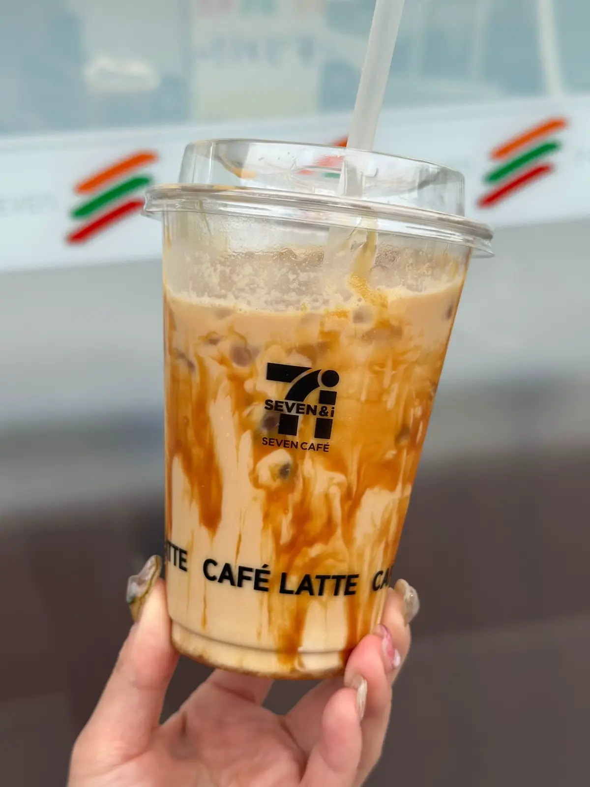 よつ葉のキャラメルソースを見つけるとやっちゃう🤤 ラージサイズのアイスカフェラテがキャラメルソースの量的にもちょうどいいよ！ カフェラテを注ぐ前にカップの淵にキャラメルを流し入れると映えてまう📷 このおいしさとこの量で384円！カフェよりちと安い🫶 みんなもやってみてちょ‼️ #セブン #セブンイレブン#セブンカフェ #カフェラテ #キャラメルラテ #よつ葉 #キャラメルソース #アイスコーヒー#コーヒー#coffee