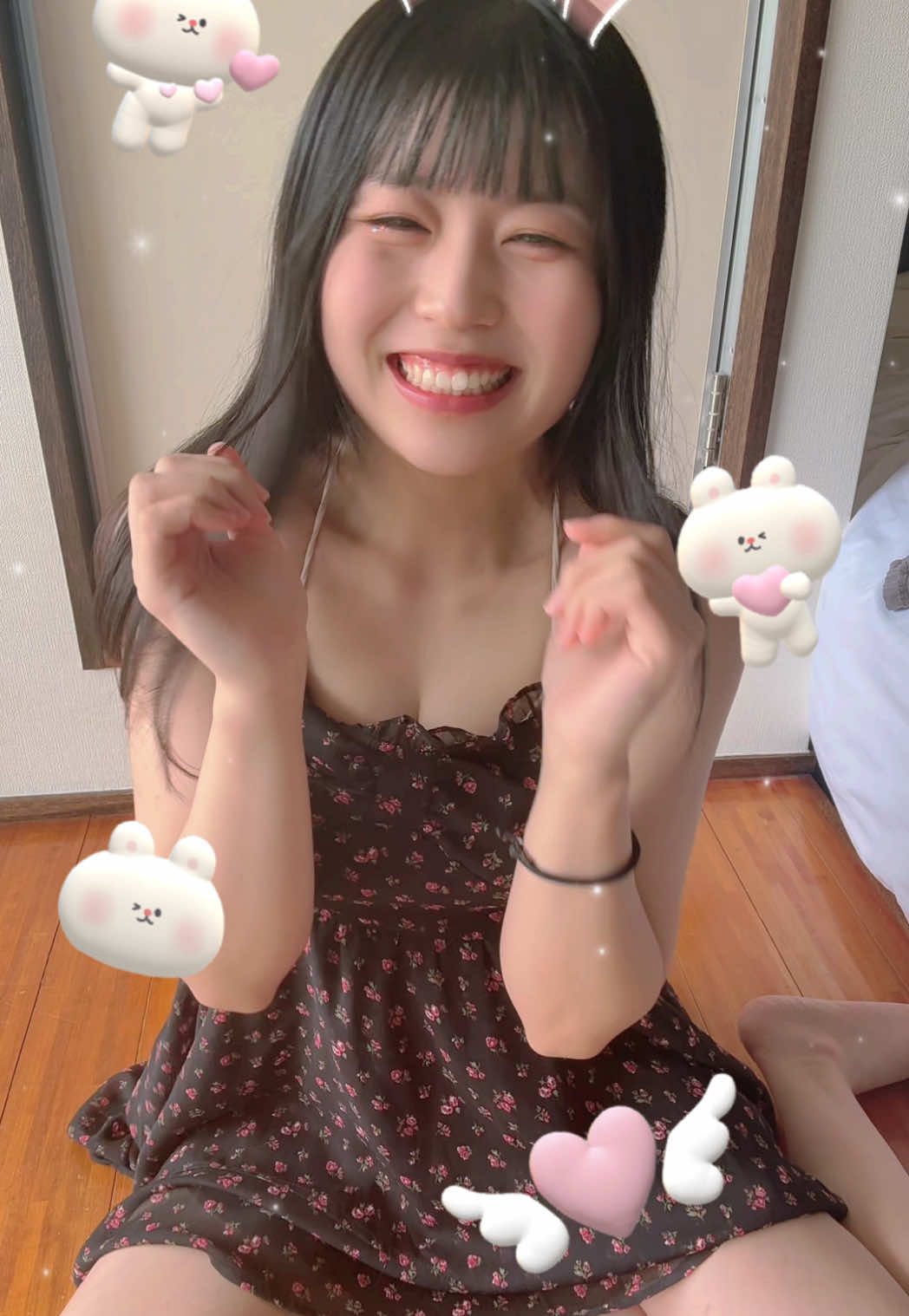 認知症のおばあちゃんの心温まる面白いエピソード！！ あるおばあちゃんは、毎日同じジョークを家族に話していました。それは「冷蔵庫の中にペンギンがいる！」という。 家族は最初は驚いていましたが、次第にそのジョークが家族の間でお決まりの笑いの種となり、 みんなで冷蔵庫を開けて「今日はペンギンいるかな？」というと そのおばあちゃんは、冷蔵庫を開けてはペンギンを探し電気代は1ヶ月で三万円くらいになったんやって！！ 認知症の方の言動が、時に家族の絆を深める温かい瞬間を生むことがあります。 #オススメにのりたい #バズりたい #彼女がかわいすぎる #アイドル 