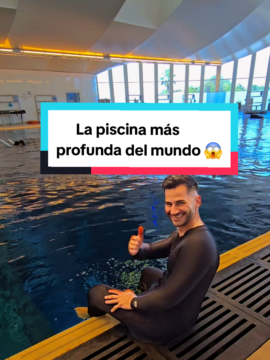 ¿Te atreverías a meterte? 😍👇 Se llama Deep Dive Dubai y alcanza los 60 metros de profundidad. 😱 Pero lo más increíble no es solo la profundidad... ¡Dentro hay una ciudad entera sumergida!  Puedes explorar una casa abandonada, un coche hundido, salas recreativas, pasillos misteriosos… Es como bucear dentro de una película o un videojuego. 😎✔️ ‼️Y lo mejor de todo: no necesitas tener experiencia previa en buceo. Solo en Dubái podrían crear algo tan surrealista.🤣👌 ¿Te atreverías a sumergirte hasta el fondo? 🤔 📍@deepdivedubai  *Colaboración con @Visit Dubai  #dubai #deepdivedubai #lugaresincreibles #lapiscinamasprofundadelmundo #viajes 
