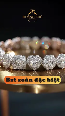 Dành cho người phụ nữ biết trân trọng giá trị bản thân – và luôn chọn những điều xứng đáng. ✨ Đừng chỉ đeo trang sức – hãy đeo thần thái của chính mình. #thinhhanh #videoviral #kimcuong #hoangthujewelry #trangsuc #phunu