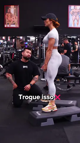 Dica de Ouro para o Agachamento Sumô! Evite manter os pés totalmente para frente e o tronco completamente reto, pois isso pode prejudicar sua amplitude de movimento. Ajuste ideal: Pés levemente abertos, joelhos alinhados com os pés e tronco com uma inclinação sutil. Permita que o halter ultrapasse a linha do step. 📍Essa correção melhora o conforto na execução e mantém a ativação muscular eficiente. ➡️Pequenos ajustes, grandes resultados! 📲 Quer um plano de treino e alimentação individualizado pensado exatamente para a sua rotina, seu biotipo e seu objetivo? Vai no LINK DA BIO e vem comigo! 🚀 #agachamento #treino #Fitness #treinodepernas