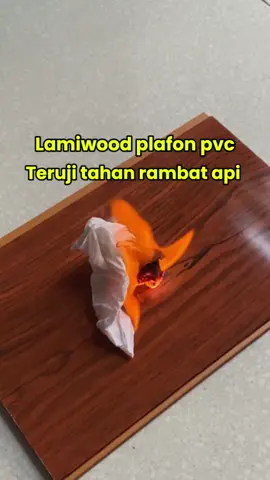 Tes terbakar api #lamiwood #plafon #juaranyaplafonpvc #kualitaspremium #terbukti #tahanapi 