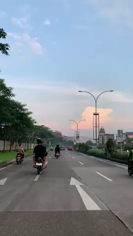 Cikarang kalo sore se adem ini 🌬️ #fyp #foryou #cikarangpeople #sunset #cikarangjababeka #foryoupage 