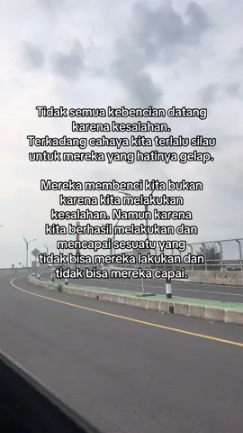 Membenci kita bukan karena kita melakukan kesalahan, namun karena kita berhasil melakukan dan mencapai sesuatu yang tidak bisa mereka lakukan dan tidak bisa mereka capai.