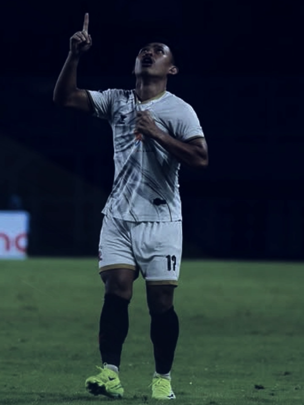 Andi Irfan adalah pemain sepak bola profesional Indonesia yang bermain sebagai pemain sayap untuk klub Liga 1 Madura United .  Tanggal lahir: 25 Mei 2001 (umur 23)  Tempat lahir: Polewali Mandar , Indonesia Tinggi badan: 1,61 m  Posisi: Pemain sayap Tim saat ini: Madura United Nomor punggung: 17 #maduraunited #andyirfan  #foryoupage #4u #xyzbca #fyp 