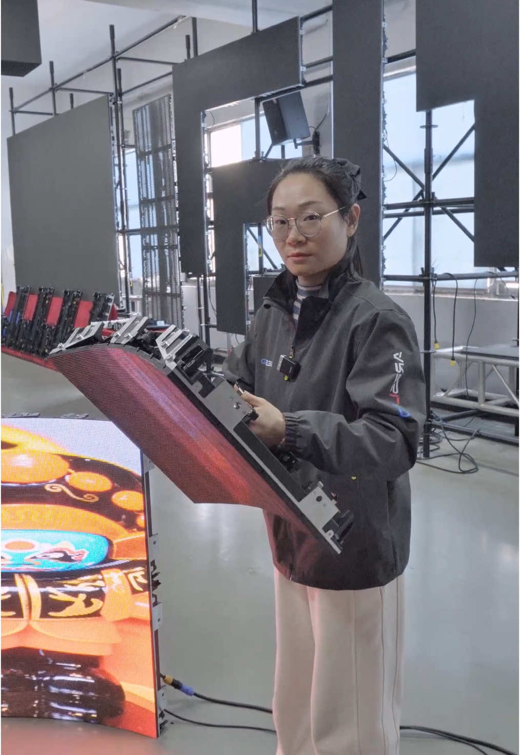 LED screen with adjustable curvature#Curvatureledrentalscreen #curved #CurvatureLEDscreen #ledvideowall #rentalledscreen #leddisplayfactory #leddisplay 