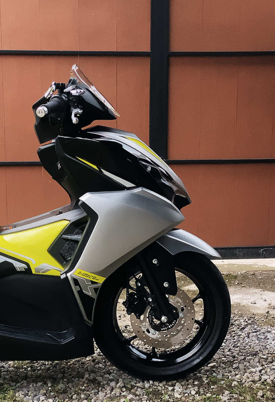 Iseh nyaman………..                           #aeroxalpha #silveraeroxteam #aerox155 #yamahaaerox155 #yamahaaeroxalpha #motorbike #modifikasi #yamahaindonesia #yamahasemakindidepan #cleanlook #fyp #silver 