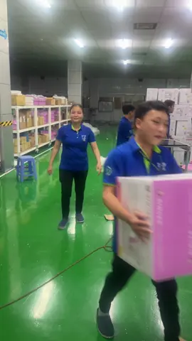 Tăng ca kiếm tiền trả nó