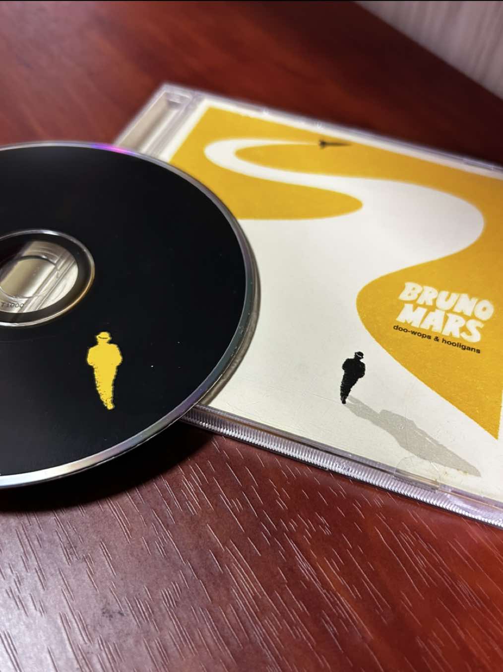 Um álbum que marcou época! Doo-Wops & Hooligans, lançado em 2010, é o álbum de estreia do Bruno Mars e já chegou com hits que viraram trilha sonora da vida de muita gente! Com músicas como Just The Way You Are, Grenade e The Lazy Song, ele misturou pop, soul e R&B com carisma de sobra. Um disco que não envelhece e ainda emociona! #BrunoMars #nostalgic #Cd #MidiasFisicas #Nostalgia #ColecionadorDeCDs #Anos2010 #BrunoMarsBrasil