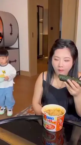 #贪吃的姑姑 ,被3岁侄子坑惨