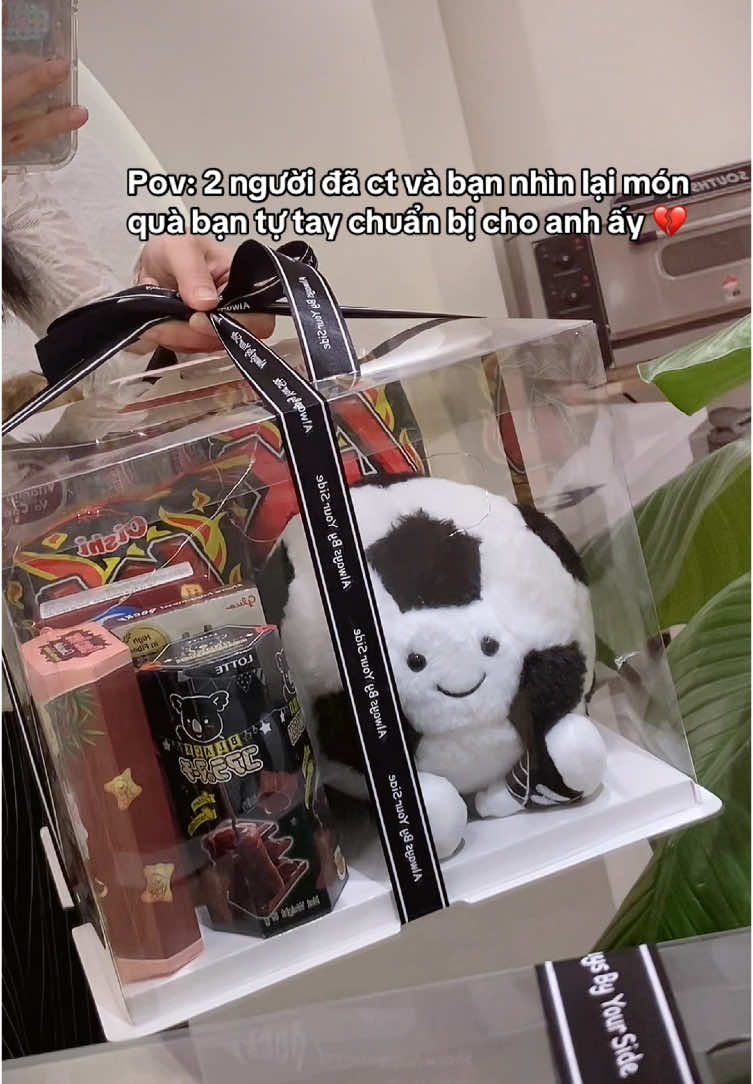 Chỉ còn 2 ngày nữa là tròn 100days 💔💔🥺🥺 --------- Hộp quà bánh kẹo kèm trái banh tặng bạn trai #hopquabanhkeo  #quoctedanong  #happymensday  #quatangbantrai  