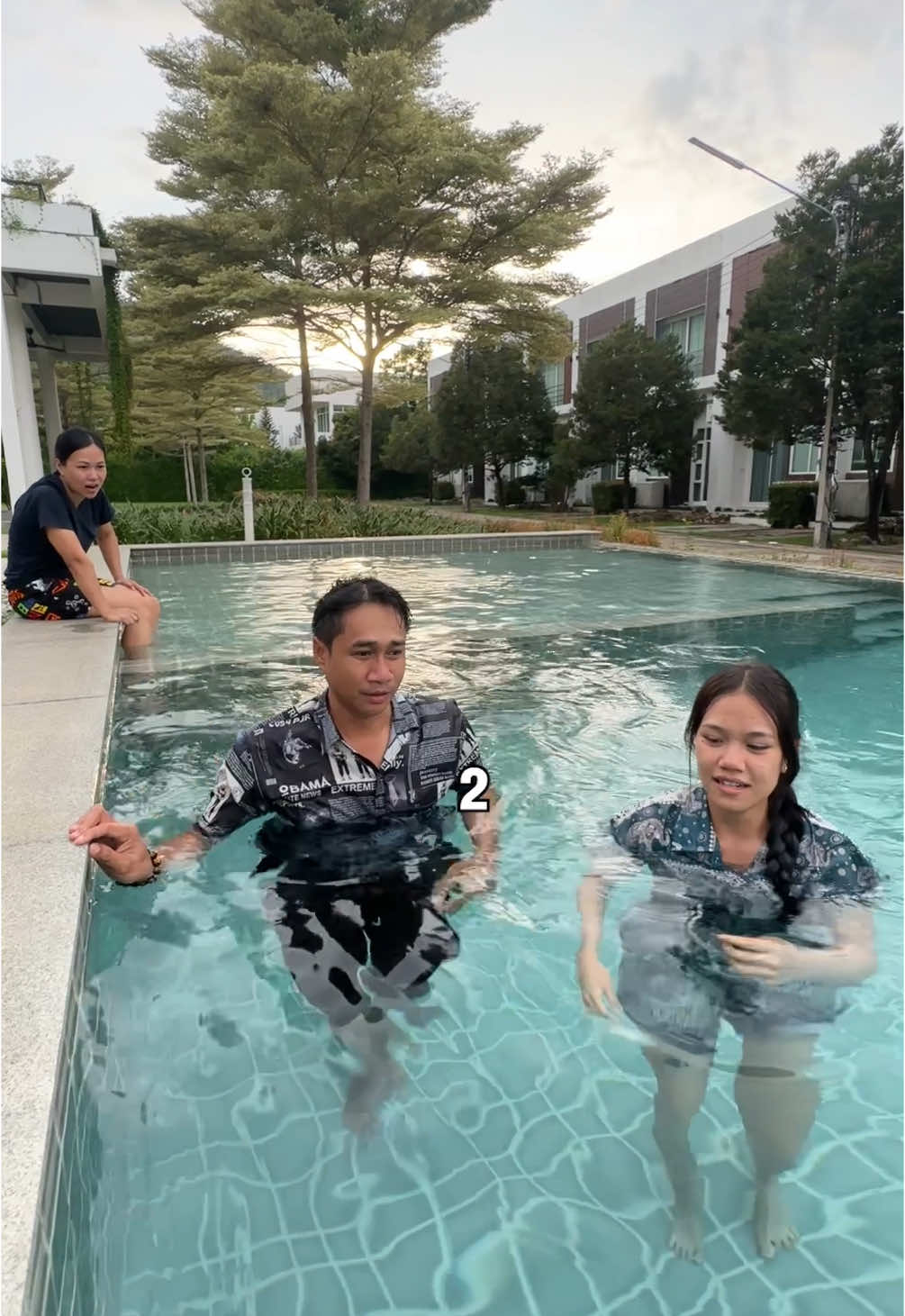 แกล้งพ่อลงน้ำ