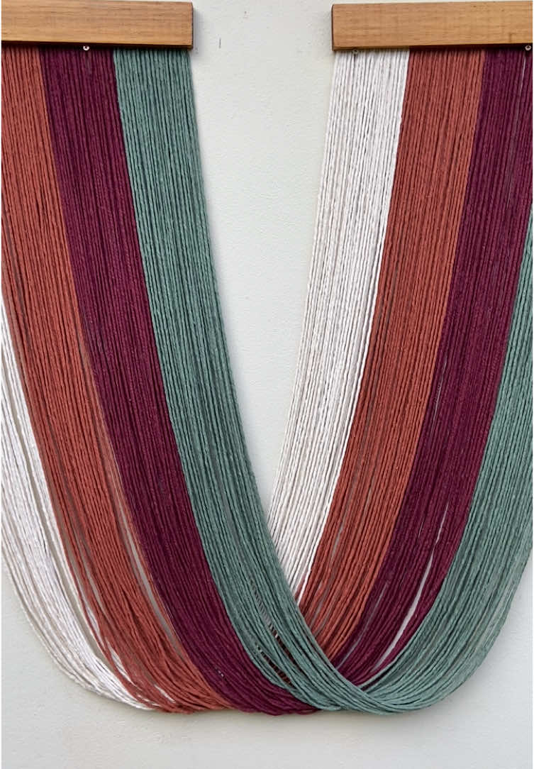 Essa é a força das cores que acolhem, aquecem e transformam um ambiente. Um painel de arte têxtil feito à mão, com fios soltos, em tons terrosos que conversam com a natureza e trazem um toque orgânico e sofisticado para sua decoração. Se você ama arte autoral e busca peças únicas para valorizar seus projetos ou seu lar, essa peça é para você. Gostou? Me conta o que essa combinação transmite pra você! #ArteTêxtil #DecoraçãoBoho #PainelDecorativo #MacrameModerno #FeitoAMãoComAmor #EstiloNatural #FiosSoltos #DecorAutoral #EncantoDeFios #DecorEmocional #CoresQueAcolhem #DesignComAlma #BohoStyle #DecorCriativa #PainelDeParede