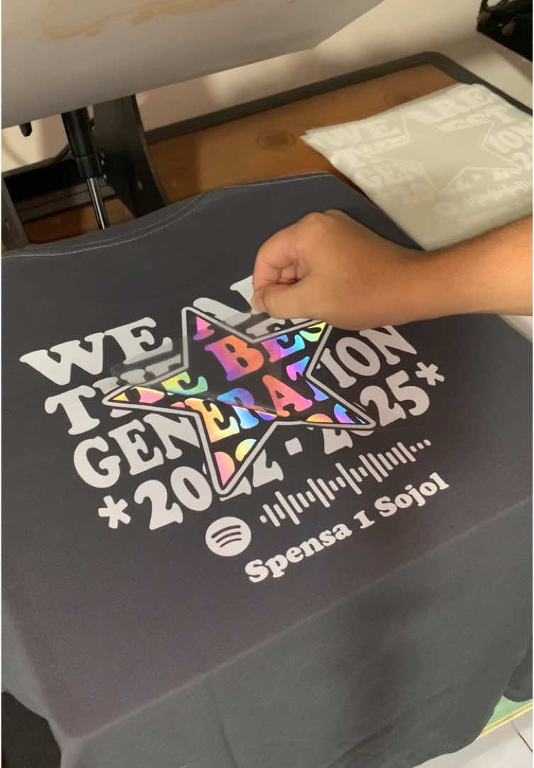 Kaos abu tua dengan sablon menyala yang bikin kalian makin standout 😍 Kelas kalian siap jadi pusat perhatian nih 🤭🤭 Untuk desain bisa custom sesuai request kalian lohh 😍😍  Kali ini dari teman teman SPENSA 1 SOJOL  Dengan kaos warna abu tua tentunnyaa 😍 Dan menggunakan desain kompak dari teman teman SPENSA 1 SOJOL jadi makin keren banget  Terima kasih teman teman sudah percayakan baju kalian dengan CUSTOMBADJOE 😍❤ buat teman-teman yang pengen kaos sekelas seperti video diatas, kalian bisa langsung hub admin yak. kalian bebas design apa aja disni, kalau belum punya design kita siap bantu untuk pengerjaan design kalian 🙌🏻 Harga mulai dari 55rb aja kok 🥰 Ada lebih dari 30 warna yang bisa kalian pilih untuk kaos kelas kalian • • • #sablonkaos #sablonkaossatuan #kaospolos #sablonmurah #kaoskelas #kaosdistro #kaosoversize #kaosviral #masukberanda #masukberandafyp #fyp #kaoscustom #kaoscouple #sablonsatuan #singkawang #pontianak #kalbar #kaosanak #kaosanime #berandatiktok #kaospolospremium #kaoscombed #viralvideo #jersey #kaoskomunitas #bajukelas #sabloncustom #customtshirt #fypindonesia #tshirtdesign