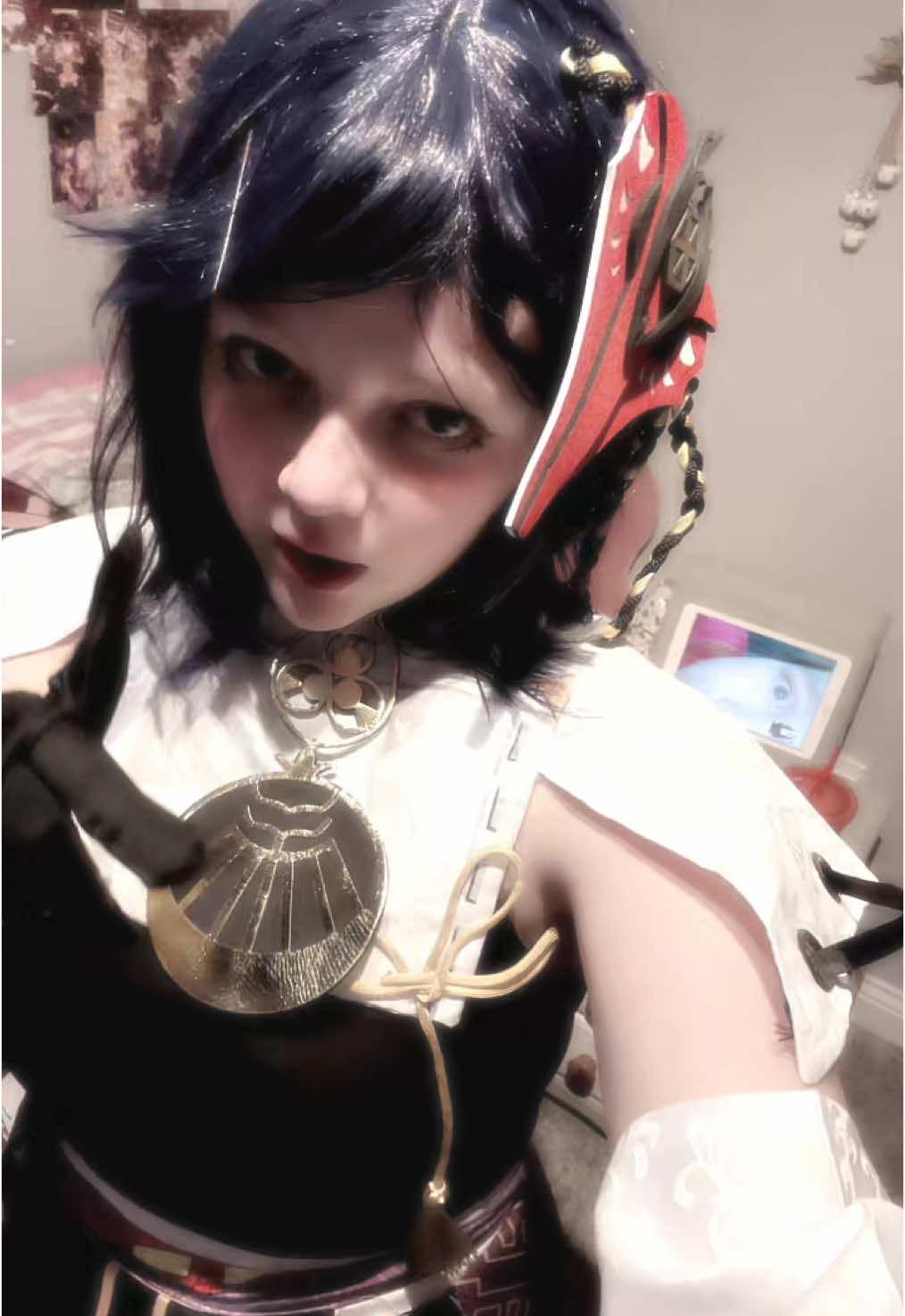 @ITS-GLITCH-B!TCH in the background #fyp #foryoupage #cosplay #cosplayer #genshin #genshincosplay #sara #saracosplay #kujou #kujousara #kujousaracosplay 