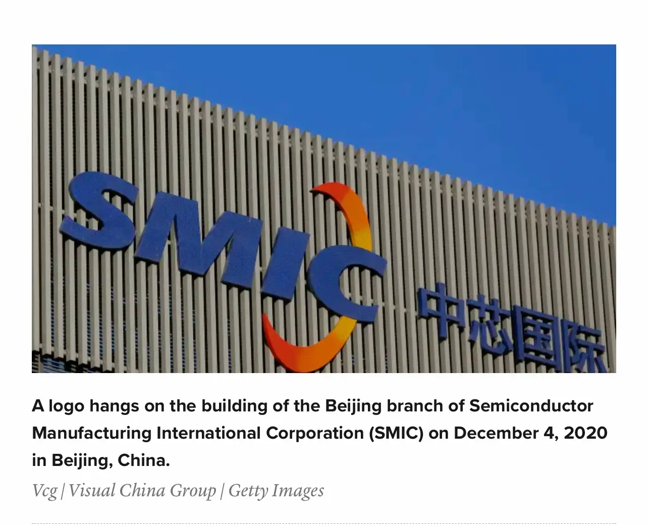 หุ้นของบริษัทผู้ผลิตชิปจีน SMIC ร่วงเกือบ 7% หลังรายได้ไม่เป็นไปตามคาด หลังจากการซื้อขายในวันพฤหัสบดี บริษัทได้รายงานรายได้ในไตรมาสแรกอยู่ที่ 2.24 พันล้านดอลลาร์ เพิ่มขึ้นประมาณ 28% จากปีก่อน ขณะที่กำไรสุทธิที่เป็นของผู้ถือหุ้นเพิ่มขึ้นถึง 162% อย่างไรก็ตาม ทั้งรายได้และกำไรยังต่ำกว่าค่าเฉลี่ยที่นักวิเคราะห์ของ LSEG คาดไว้ ซึ่งอยู่ที่รายได้ 2.34 พันล้านดอลลาร์ และกำไร 225.1 ล้านดอลลาร์ รวมถึงต่ำกว่าที่บริษัทคาดการณ์ไว้เองด้วย อย่างไรก็ตาม นักวิเคราะห์เทคโนโลยี เรย์ หวัง กล่าวว่า “อัตราการใช้กำลังการผลิตของ SMIC ที่เกือบ 90% สะท้อนถึงความต้องการชิปในประเทศที่แข็งแกร่ง ซึ่งน่าจะมาจากการผลิตสมาร์ทโฟนและอุปกรณ์อิเล็กทรอนิกส์สำหรับผู้บริโภค”