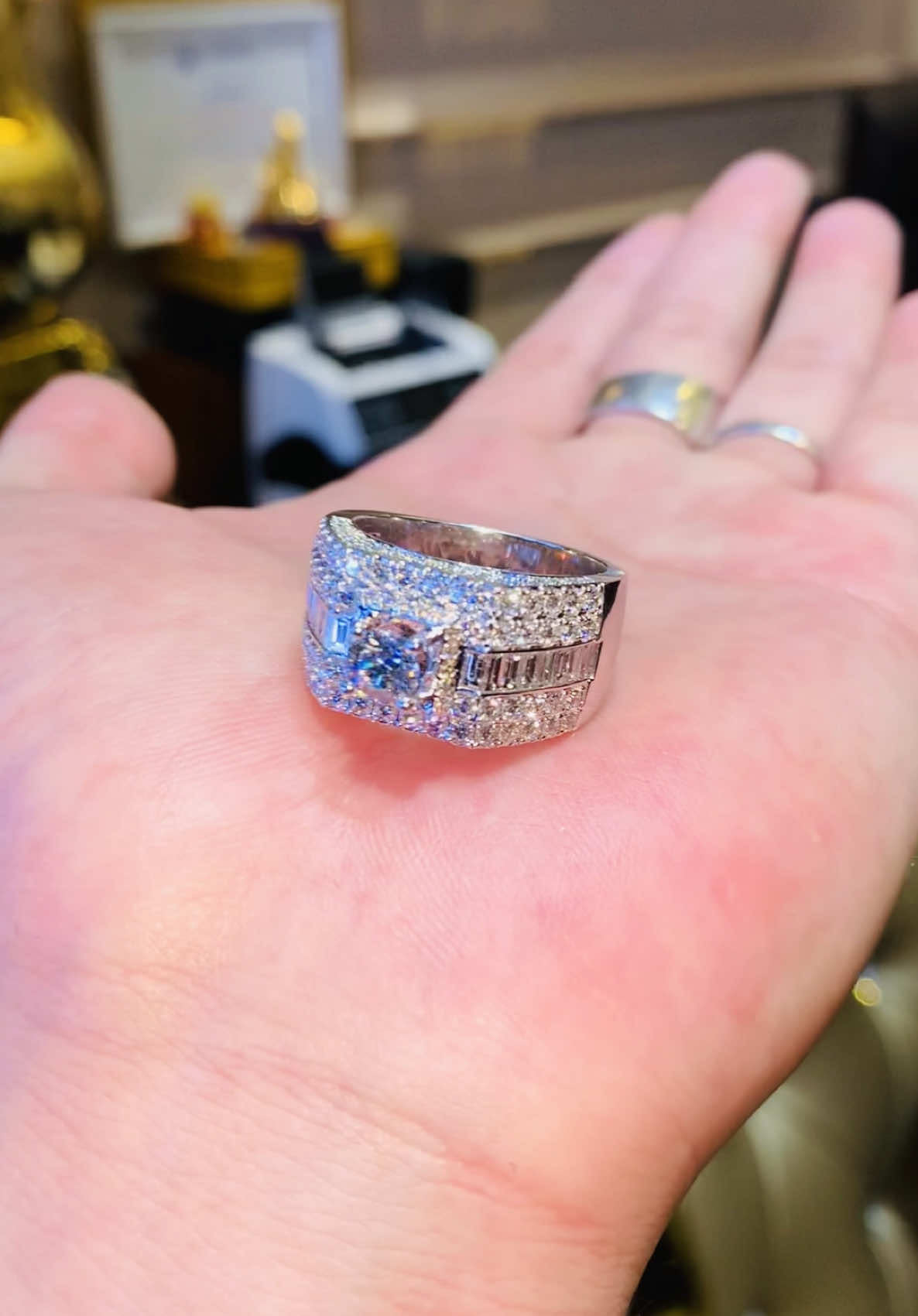 Nhẫn nam kim cương vô cùng lấp lánh và sang trọng tại #tamluxury #tamluxurydiamondjewelry  #kimcuong #kimcuongthiennhien #nhannam #xuhuong 