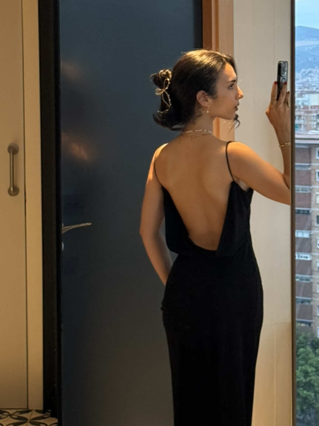 the back is the outfit 🤭 . . . . . #backlessdress #mirorselfie #backless #blackdress #slaaaay #updohairstyle #chic #fyp #pourtoi #espaldadescubierta 