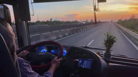 Cuối tuần rồi đi đón khách thôi anh em ơi 🌤️#DuLichTuyetNgan #anhemxekhach #xekhachvietnam #xuhuong #viral #tiktok #63H04670 #CapCut  