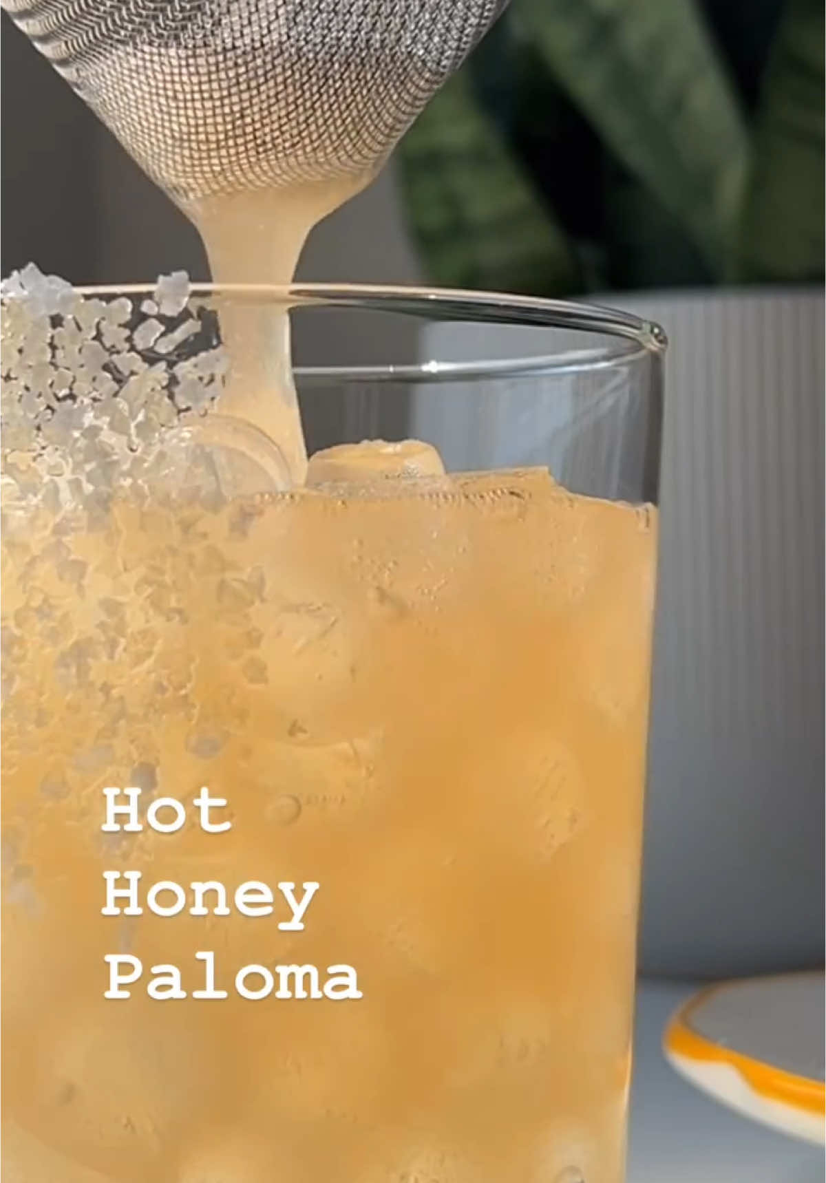 Hot Honey Paloma 🔥 1 whole grapefruit, squeezed 0.5 oz lime juice 2 oz tequila 0.5 oz hot honey Top with club soda Garnish with grapefruit and mint #cocktail #cocktails #tequila #grapefruit #hothoney #drinkoftheday #drink 