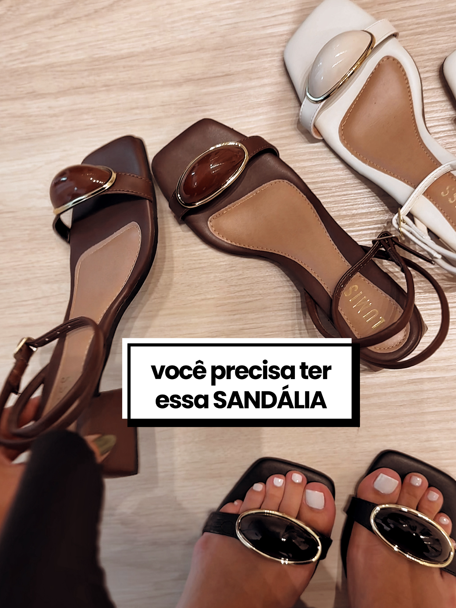 A sandália que virou a queridinha do momento? A gente tem 💗💁🏻‍♀️ Baixo salto, alto nível de estilo. Conforto que abraça o pé + detalhe metalizado que faz o look brilhar sem esforço ✨ É aquela que você coloca e já sabe: vai arrasar o dia inteiro. #LumissLovers #EstiloConfortável #SandáliaDoMomento #LookDoDia #AchadinhosTikTok #MinimalChic #FashionTok #ViralFashion #EstiloSemEsforço #OutfitInspo