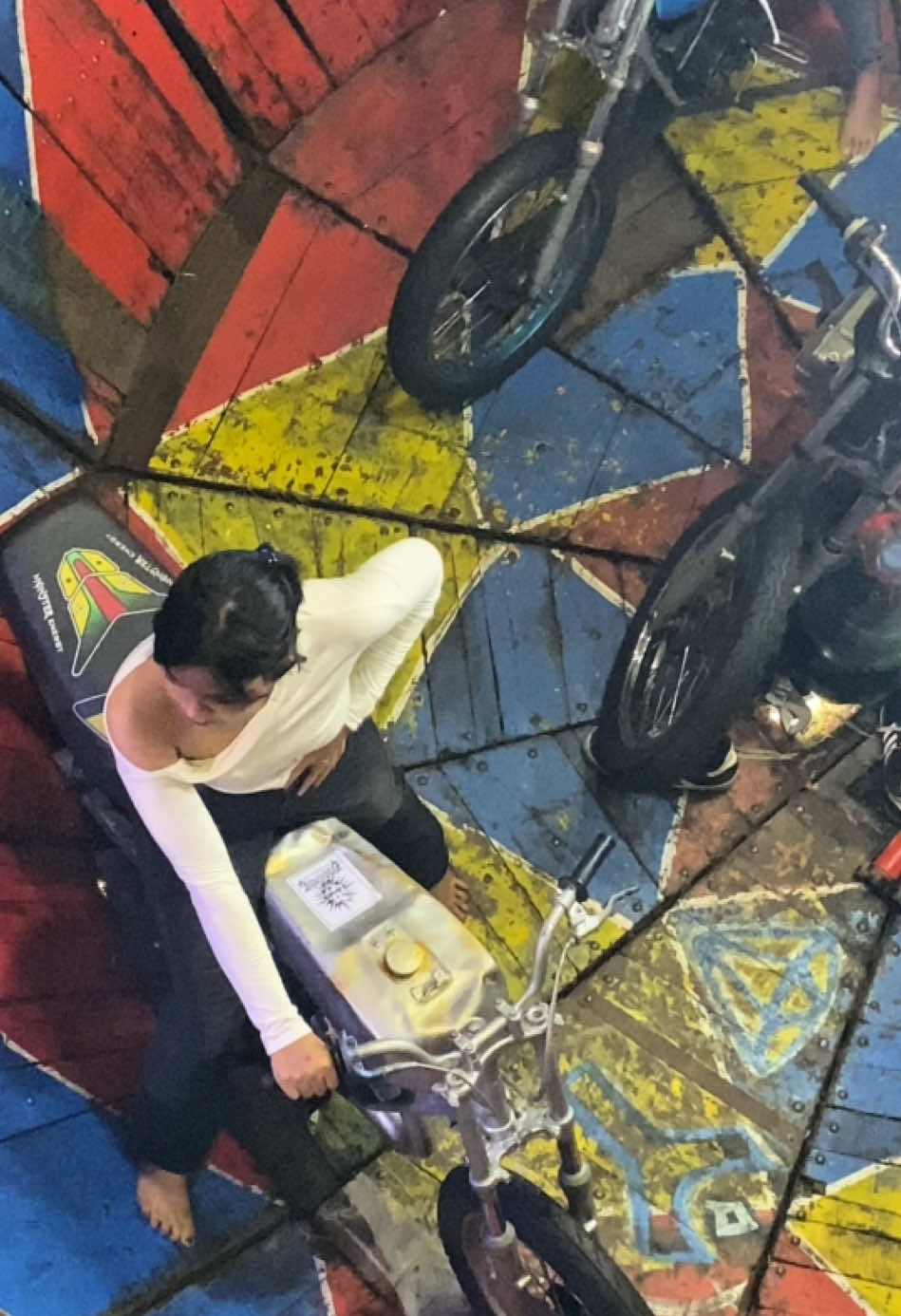 Sekali kali nonton hiburan barang yo😂😂 baru liat tong stand / tong setan joki nya cewek  #tongstand #tongstandcewek #tongsetancewek #pasarmalam #alunalunponorogo 