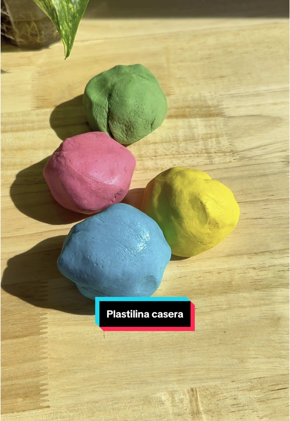 ¿#Plastilina casera, fácil de hacer y divertida? 🌈✨ Con estos 4 ingredientes es posible y no es tóxica, ¿vienes a probarlo? 🥰🎨 #DIY #Manualidades #Carrefour 
