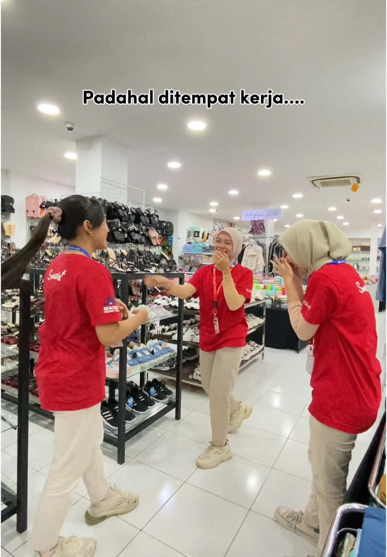 Tag temen kalian yang sering ngeluh padahal ditempat kerja kaya gini🤭 #shintafashionmartpurbalingga #shintafashionmart #kontenlucu #retail #fashion #purbalingga #fyp 